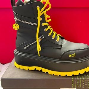Unique Size 8 black and yellow combat boot